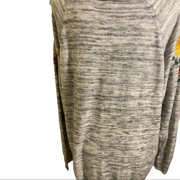 Torrid womens grey white space dye knit sunflower embroidery size 2 plus… - Picture 7 of 12
